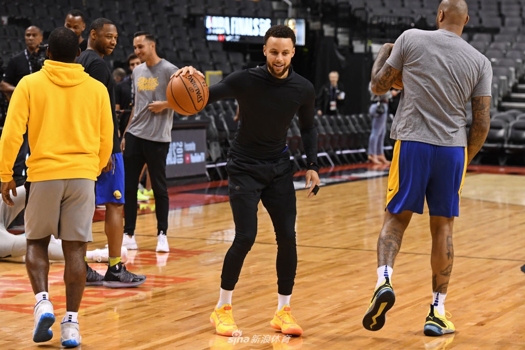 半岛体育app-费德勒巅峰对决，库里与90激战DWG分钟，赛况扑朔迷离胜负难料！-半岛体育app