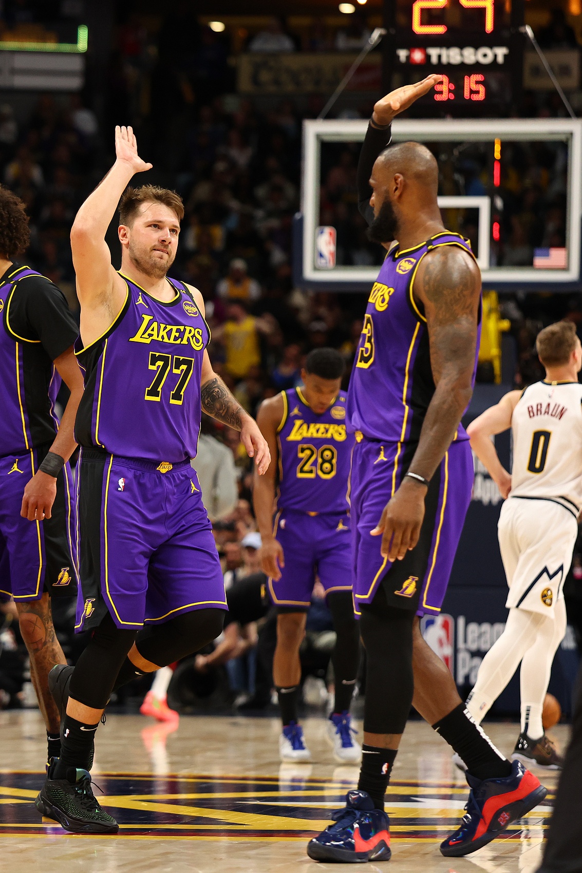 半岛体育app-东契奇回归赛场，连败首场状态亮眼，TL观众沸腾！-半岛体育app